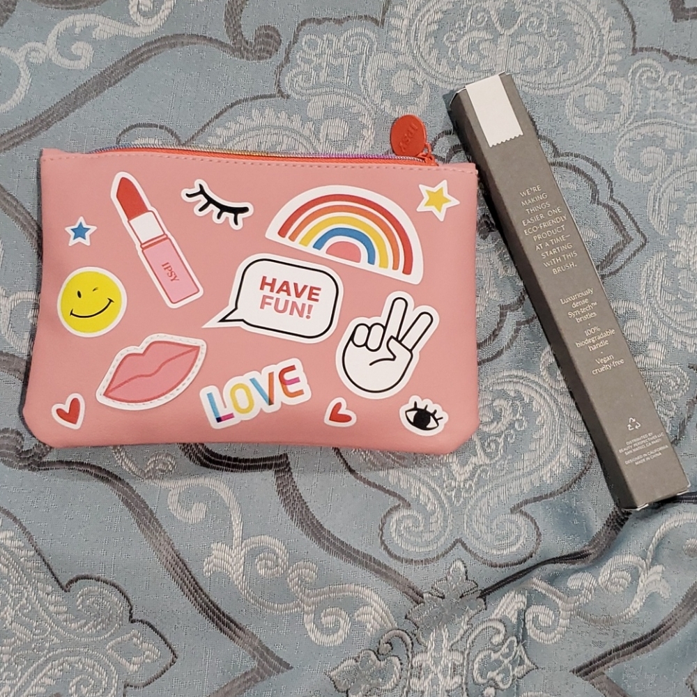 Ipsy Glam bag with Crease Defining Brush